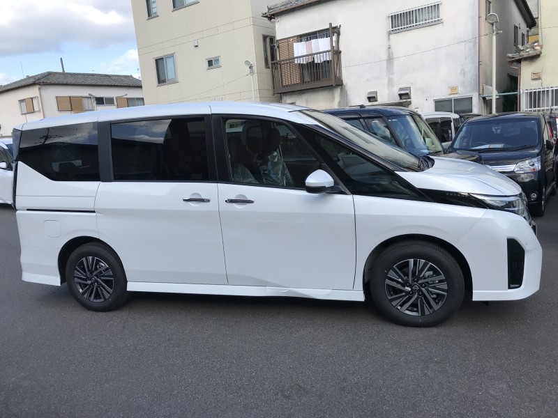 ニッサン セレナ 3枚目