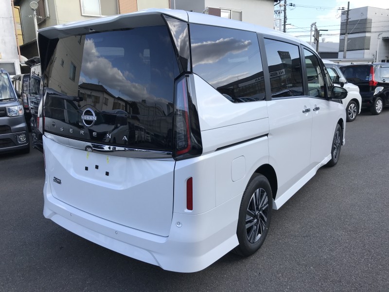 ニッサン セレナ 4枚目