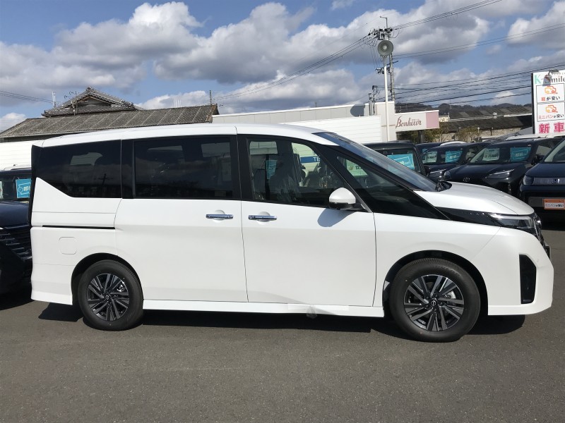 ニッサン セレナ 3枚目