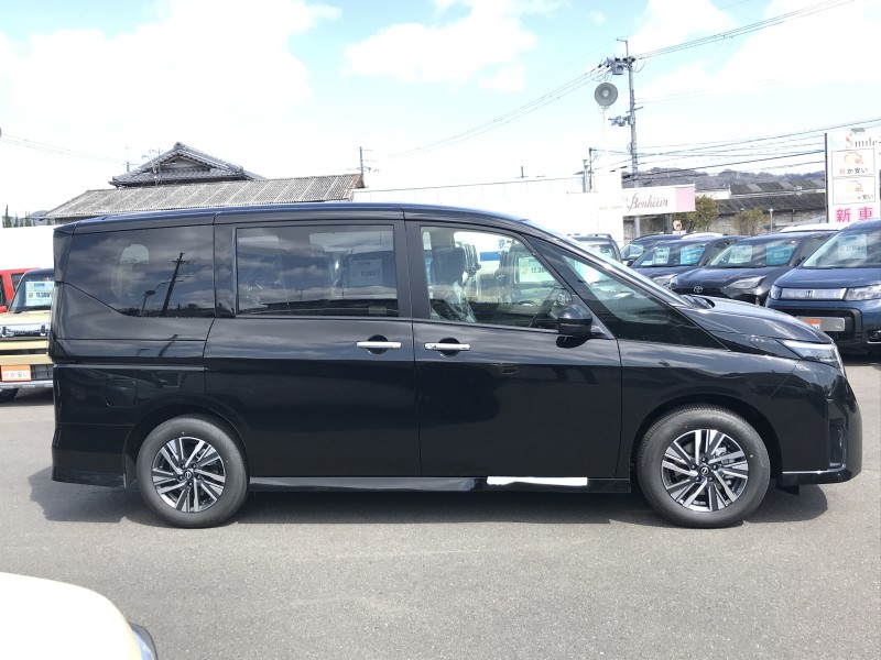 ニッサン セレナ 3枚目