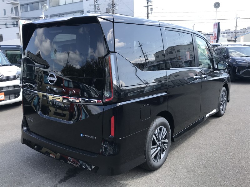 ニッサン セレナ 4枚目