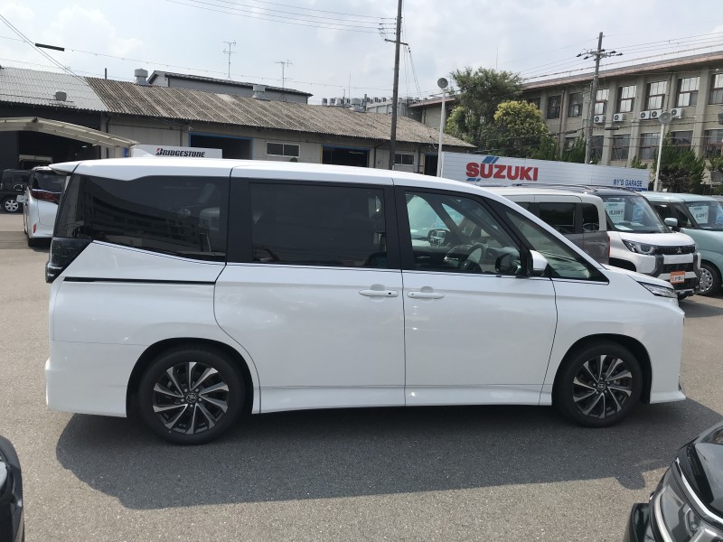 トヨタ ヴォクシー 3枚目