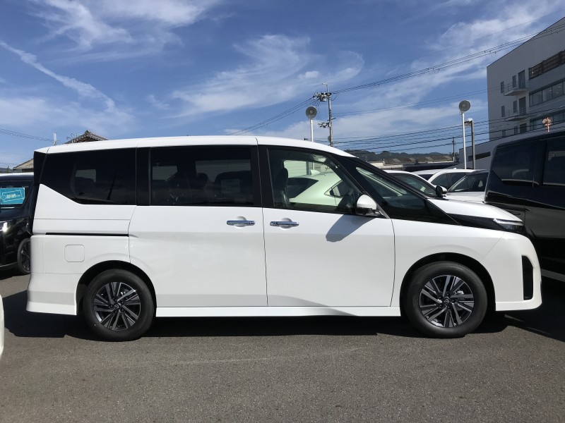 ニッサン セレナ 3枚目