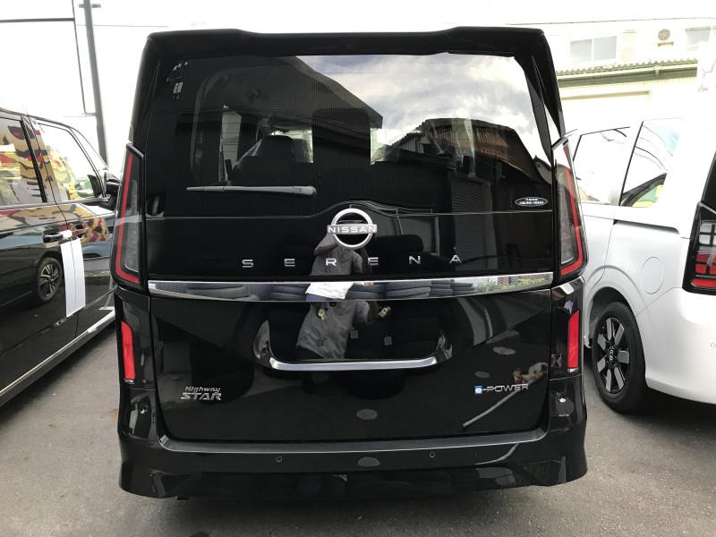 ニッサン セレナ 4枚目