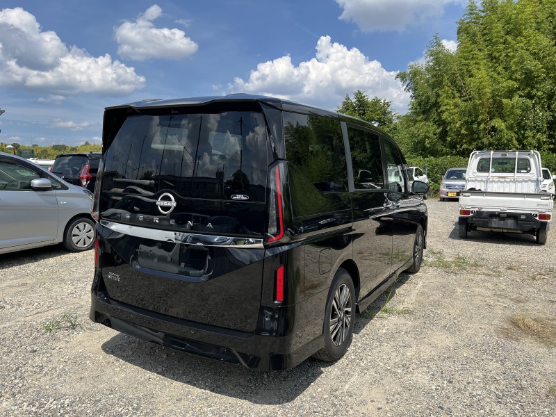 ニッサン セレナ 4枚目