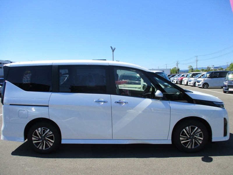 ニッサン セレナ 3枚目