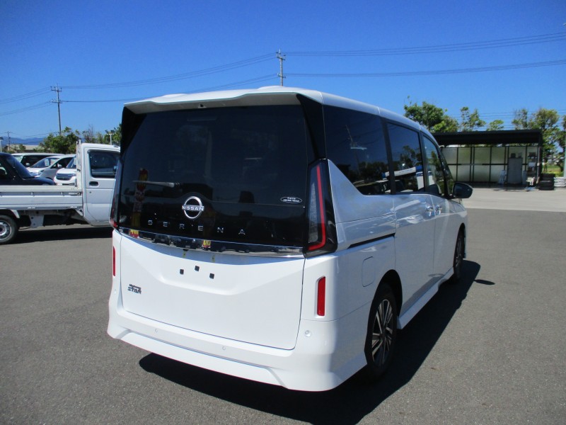 ニッサン セレナ 4枚目