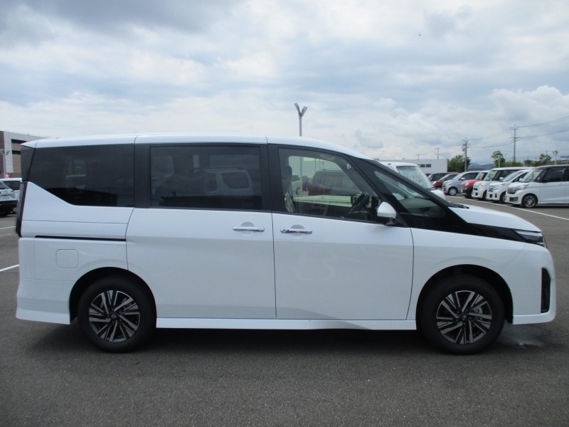 ニッサン セレナ 3枚目