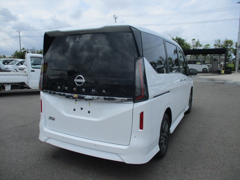 ニッサン セレナ 4枚目