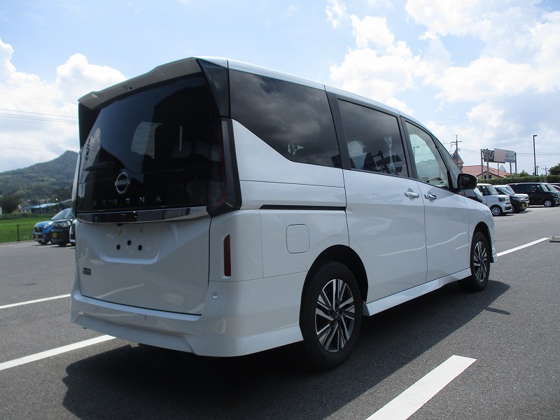 ニッサン セレナ 5枚目