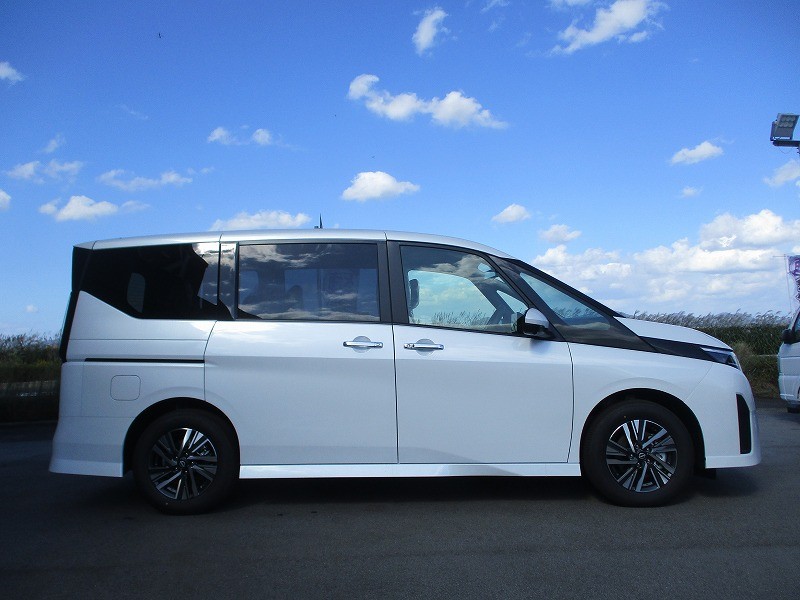 ニッサン セレナ 4枚目