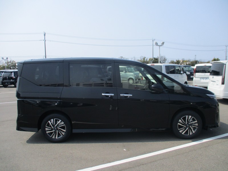 ニッサン セレナ 3枚目