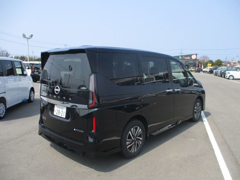 ニッサン セレナ 4枚目